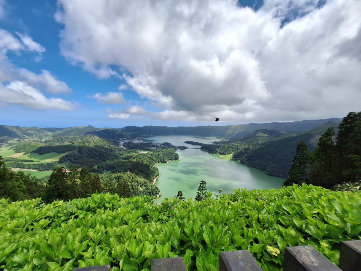 Hiken over de kraterrand bij Sete Cidades