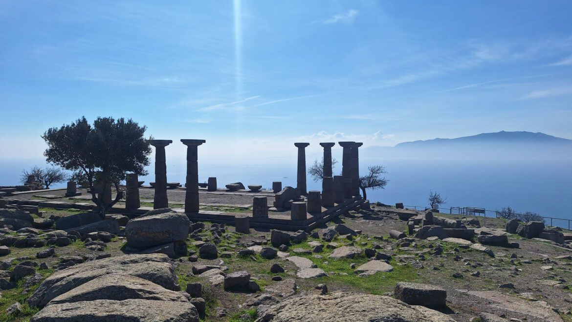 Oude ruïnes van Assos met de ‘Temple of Athena’